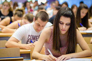 students-v-monitor_300x200_crop_478b24840a