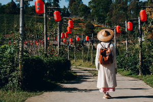 female-tourists-spread-their-arms-held-their-wings_300x200_crop_478b24840a