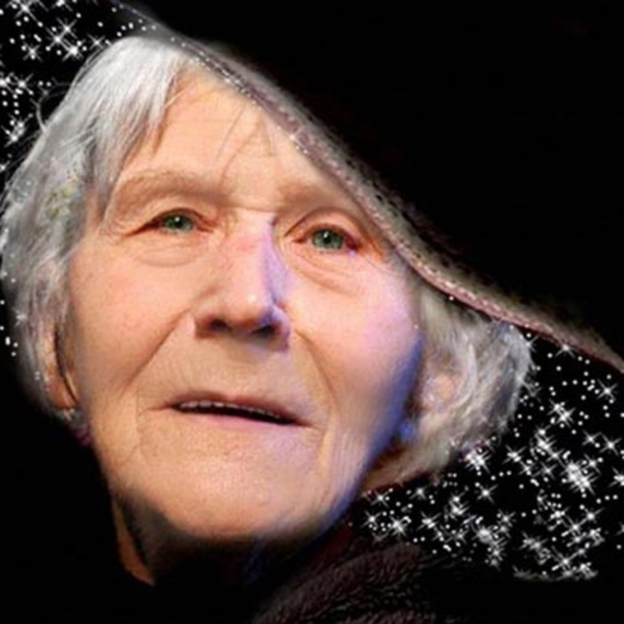 julia_700x700_crop_478b24840a