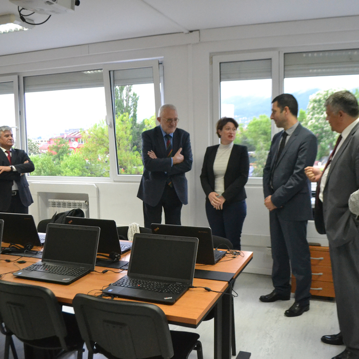 dsc-0027-1_700x700_crop_478b24840a